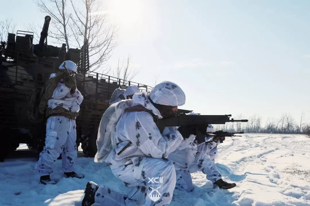 Группа штурмовиков отрабатывает высадку десанта с БТР4-Е в посадке / Фото 92 ОШБр