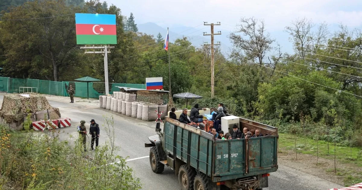 Вірменські біженці з Карабаху проїздять російський блок-пост в Лачинському коридорі, який з’єднує Нагірний Карабах з Вірменією. 26 вересня 2023 / Фото EPA/EFE