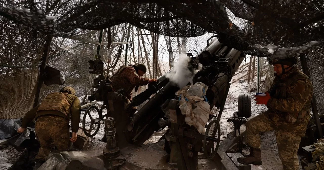 Украинские военнослужащие стреляют из гаубицы М777 в сторону российских позиций на передовой возле Донецка / Фото AP