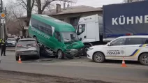 Зіткнення чотирьох автівок в Дніпрі / Скриншот із відео