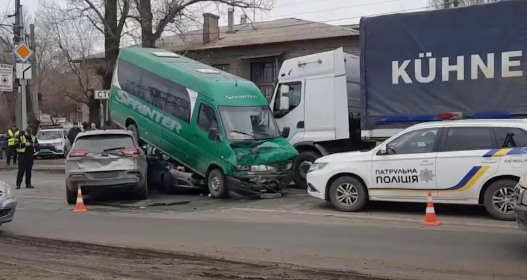 Столкновение четырех автомобилей в Днепре / Скриншот видео
