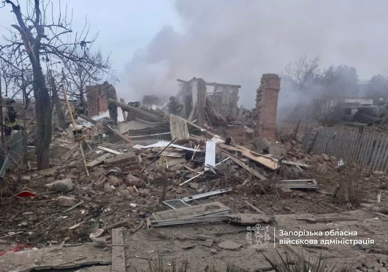 У селі Омельник Запорізької області пад завалами опинилися двоє людей / Фото: Іван Федоров