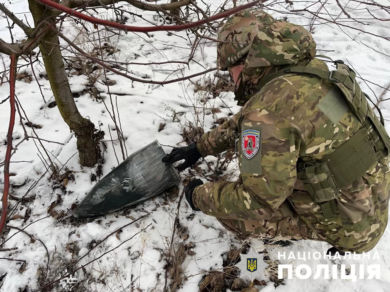 Вибухотехнік поліції знешкоджує збитий дрон / Фото: Нацполіція