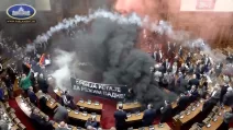 Сербские оппозиционные депутаты пускают дымовые шашки в парламенте Сербии / Фото: Reuters