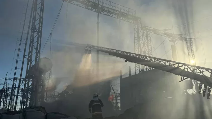 Рятувальники на енергооб'єкті після обстрілу / Фото архівне: Володимир Зеленський