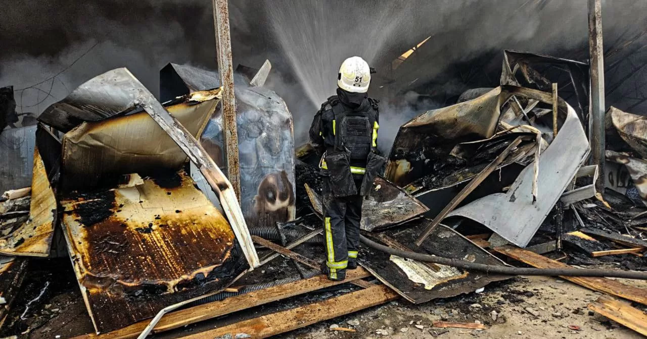 Последствия ночной атаки на гражданское предприятие в Богодухове Харьковской области / Фото ГСЧС