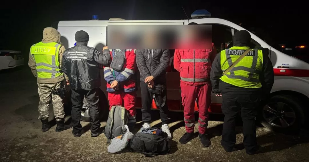 Водій швидкої та двоє фальшивих "медиків" намагалися проїхати до кордону з Румунією / Фото ДПСУ