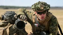 Американские солдаты из корпуса морской пехоты упражняются с гранатометом Carl Gustaf во время тренировки с полком Скараборг в рамках военных учений Aurora-23 / Фото TT