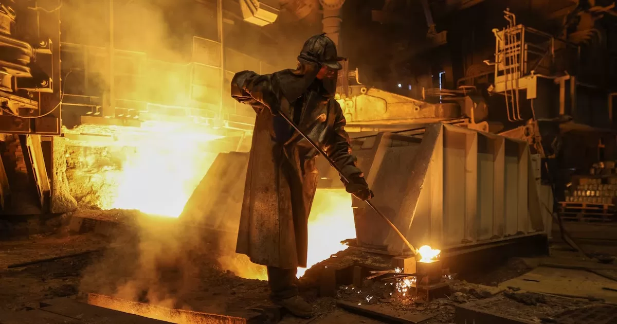 Сталевар работает на производственной площадке металлургического комбината «Запорожсталь», 9 октября 2023 года / Фото Reuters