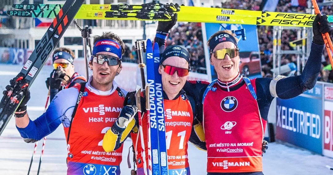 Пьедестал мужской гонки преследования в Нове-Место (слева направо): Томмазо Джакомель, Себастьян Самуэльссон, Йоханнес Бё / Фото International Biathlon Union