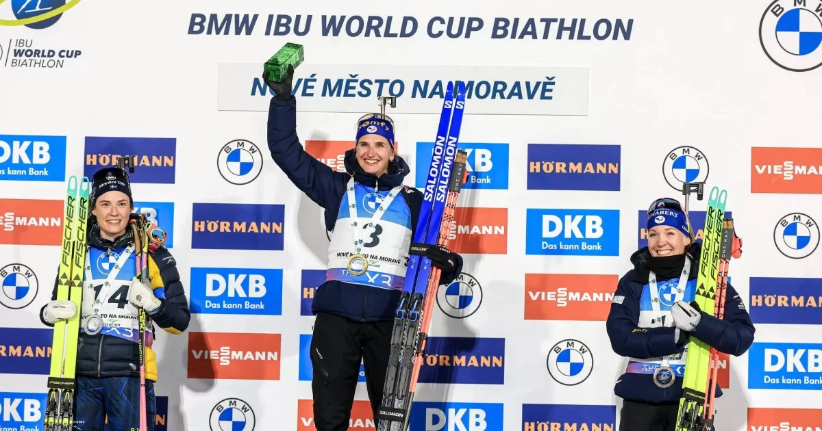 Пьедестал почета женской гонки преследования в Нове-Место (слева направо): Ханна Эберг, Жюлья Симон, Осеан Мишлон / Фото NordicMag