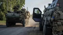 БТР M1126 Stryker и бронемашина Oncilla украинских военных / Фото: REUTERS