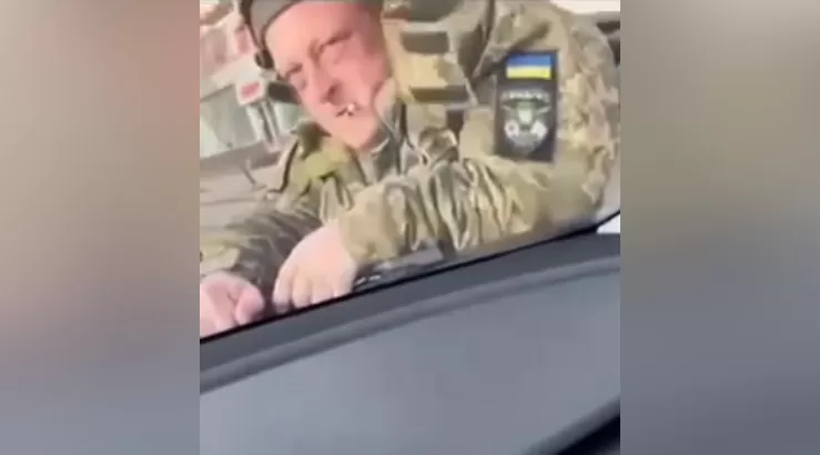 Військовий на капоті автівки в Дніпрі / Скриншот