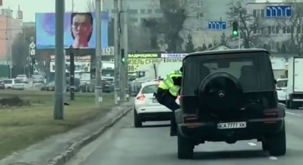 Патрульний намагається зупинити Mercedes у Києві / Скриншот