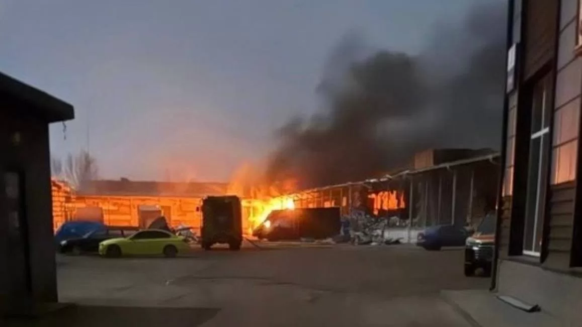 Пожежа внаслідок атаки безпілотників у Сумах / Фото: Сумська МВА