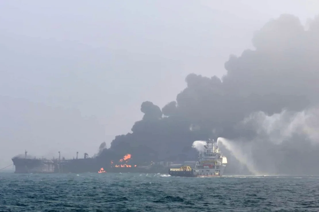 Пожежний корабель намагається загасити полум'я після зіткнення в понеділок у Північному морі / Фото: AP