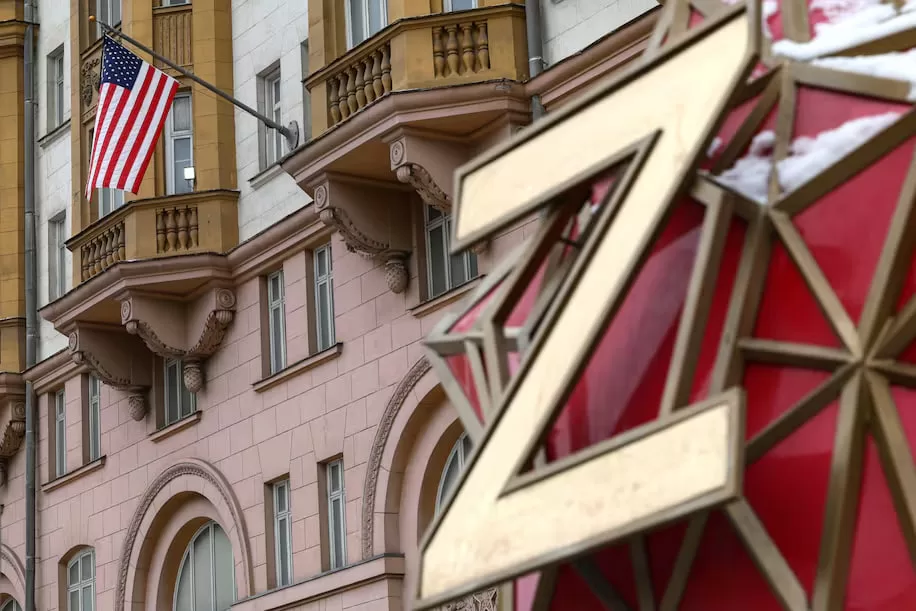 Американський прапор та символ Z на посольстві США в Москві / Фото: EPA-EFE