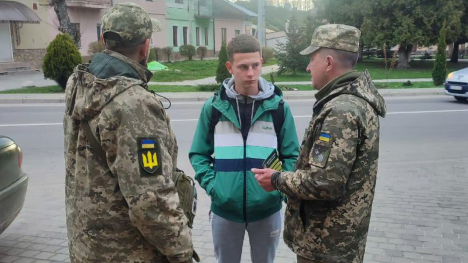 Працівники ТЦК спілкуються з військовозобов'язаним / Фото: sud.ua