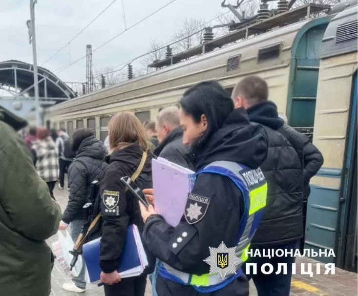 Полицейские устанавливают обстоятельства травмирования подростка на станции "Киев-Волынский" / Фото: Нацполиция