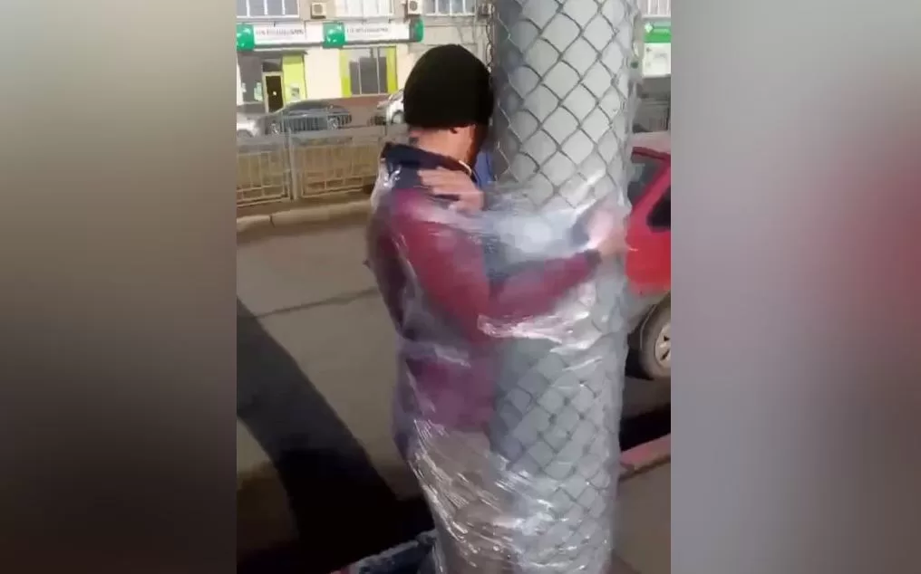 Прив'язаний до стовпа чоловік / Кадр з відео