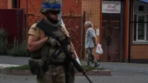 A Ukrainian serviceman patrols the territory in the Ukrainian army-controlled town of Sudzha, Kursk region, 16 August 2024 / Photo: REUTERS