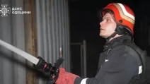 A fire broke out in Odesa region as a result of an enemy attack, damaging critical infrastructure, a residential building, a shop and cars / Photo by the State Emergency Service