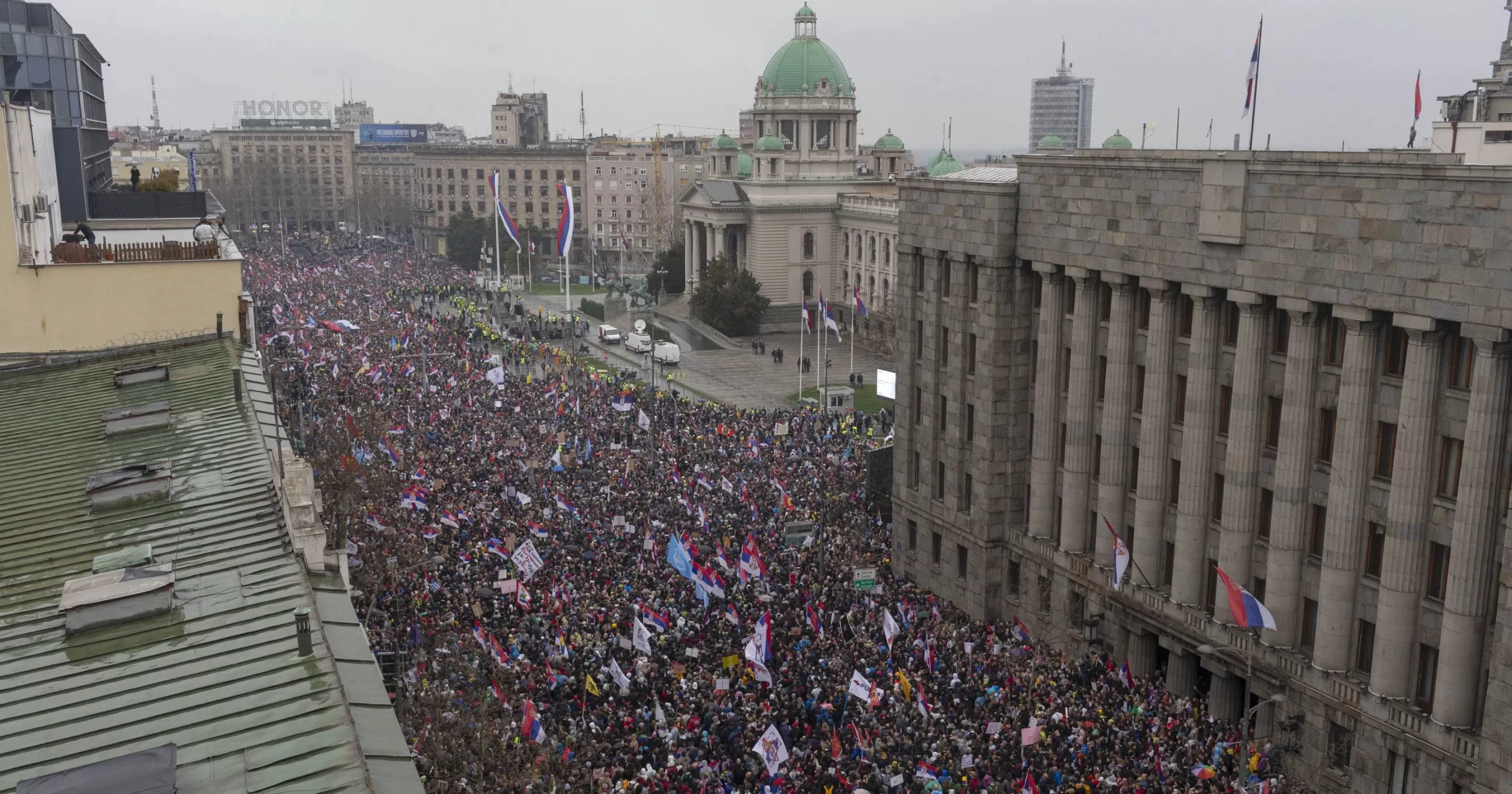 Десятки тисяч людей зібралися перед парламентом Сербії під час великого антикорупційного мітингу, організованого студентами університетів у Белграді 15 березня 2025 року / Фото AP Photo