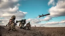 Украинские военные запускают американскую противотанковую ракету Javelin / Фото: AP