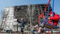 Дети играют напротив разрушенного дома / Фото: Reuters