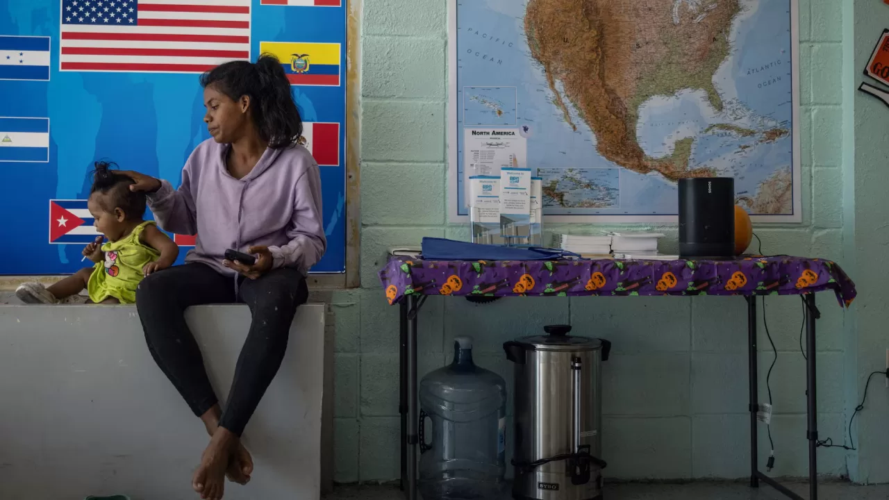 Соискательница убежища из Венесуэлы в центре приема мигрантов в центре города Браунсвилл, штат Техас, США, 21 октября 2023 года / Фото Reuters