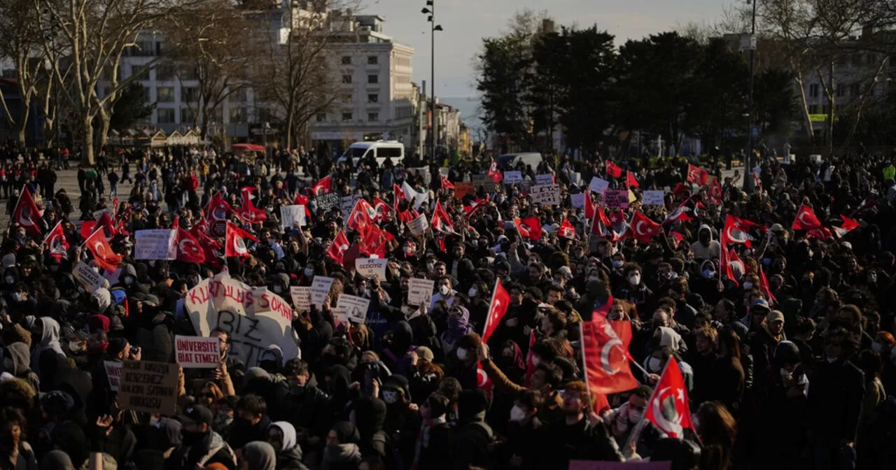 Массовые демонстрации в Турции в знак солидарности с задержанным со среды мэром Стамбула / Фото AP