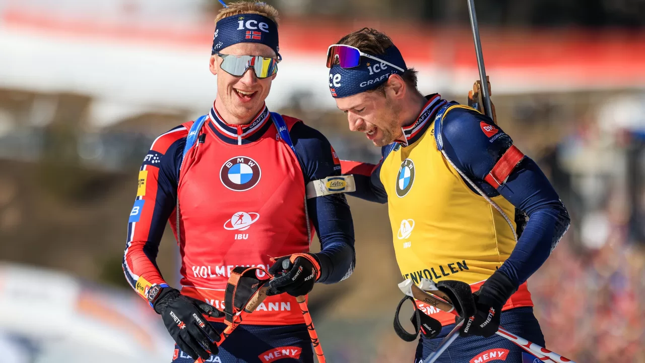 Штурла Легрейд (слева) и Йоханнес Бё после финиша в гонке преследования / Фото Nordic Focus