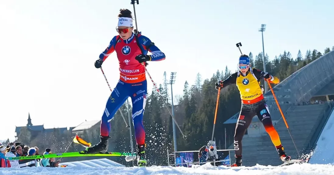 Лу Жанмонно и Франциска Пройсс во время гонки преследования в Холменколлене / Фото sportschau.de