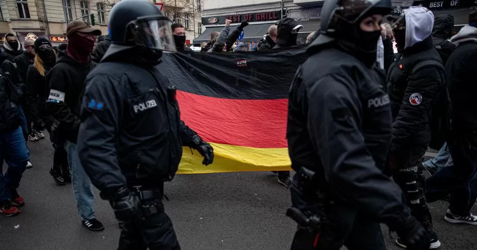 Полиция сопровождает колонну праворадикалов / Фото ZUMA Press