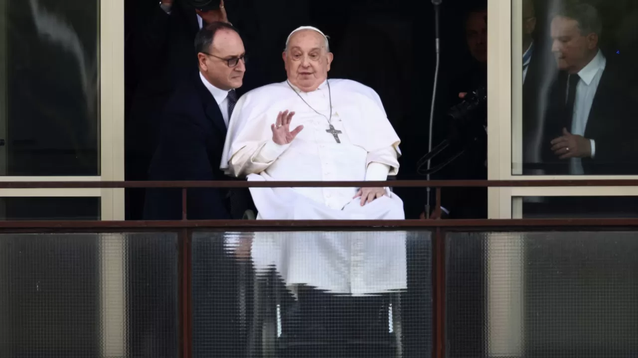 Папа Франциск вітає вірян під час своєї першої публічної появи за п'ять тижнів в лікарні «Джемеллі», в Римі, 23 березня 2025 / Фото Reuters