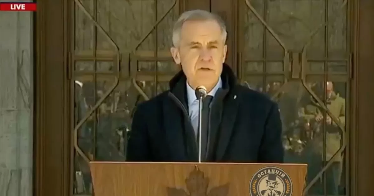 Марк Карні спілкується з представниками ЗМІ в Рідо-Голлі, де він звернувся до генерал-губернатора з проханням розпустити парламент і призначити вибори, Оттава, 23 березня 2025 / Скриншот трансляції