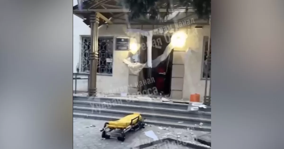 Вход в управлении полиции города Беляевка после взрыва / Скриншот видео