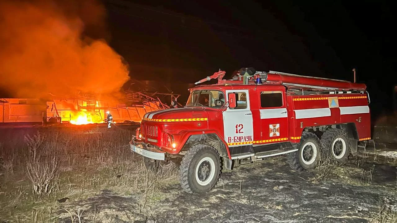 Пожежа після обстрілу на Харківщині / Фото: ДСНС