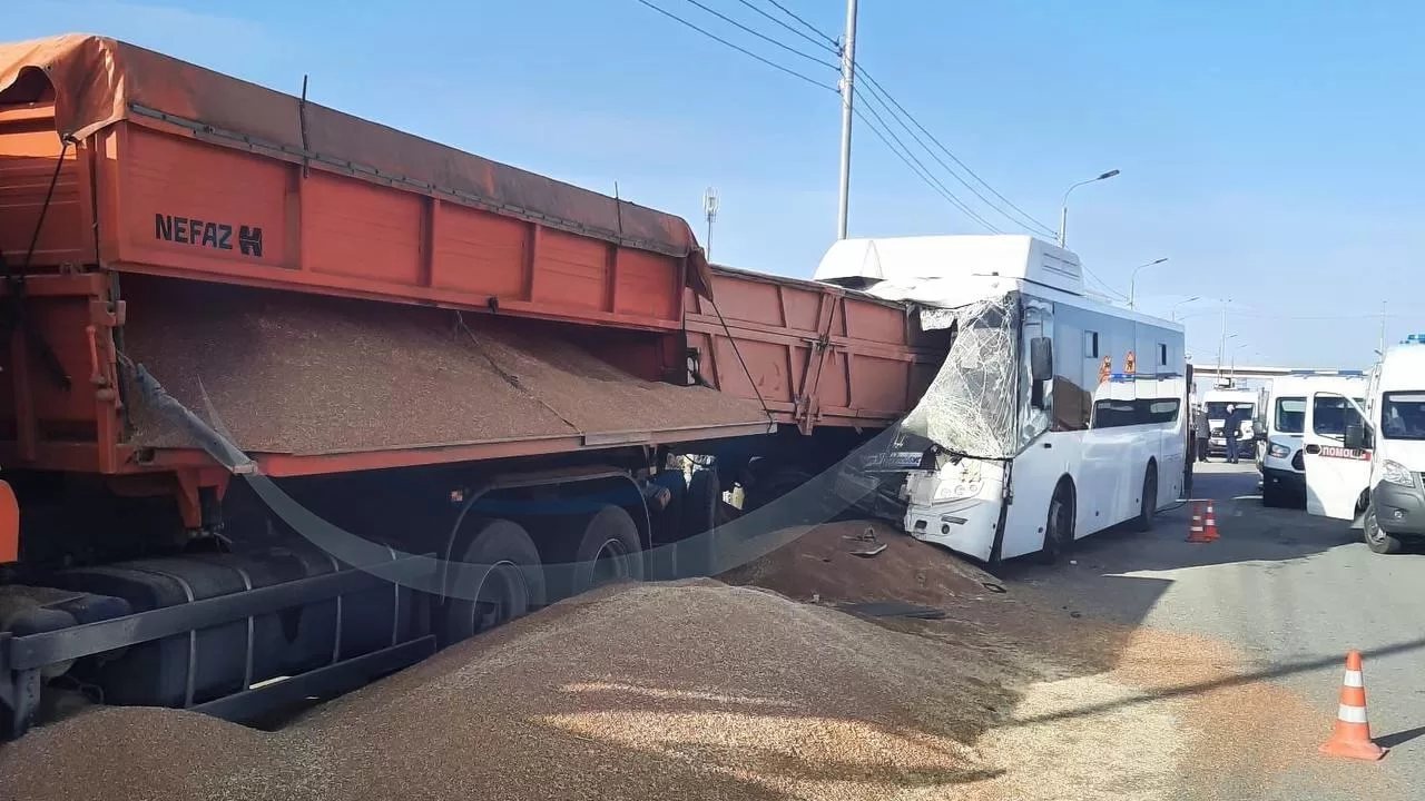 У Криму автобус врізався в зерновоз, шестеро людей загинули / Фото: Кримський вітер