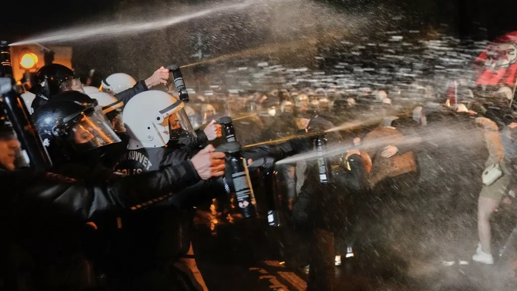 Поліцейські використовують перцеві балончики під час зіткнень з людьми, які протестують проти арешту мера Стамбула Екрема Імамоглу / Фото: AP