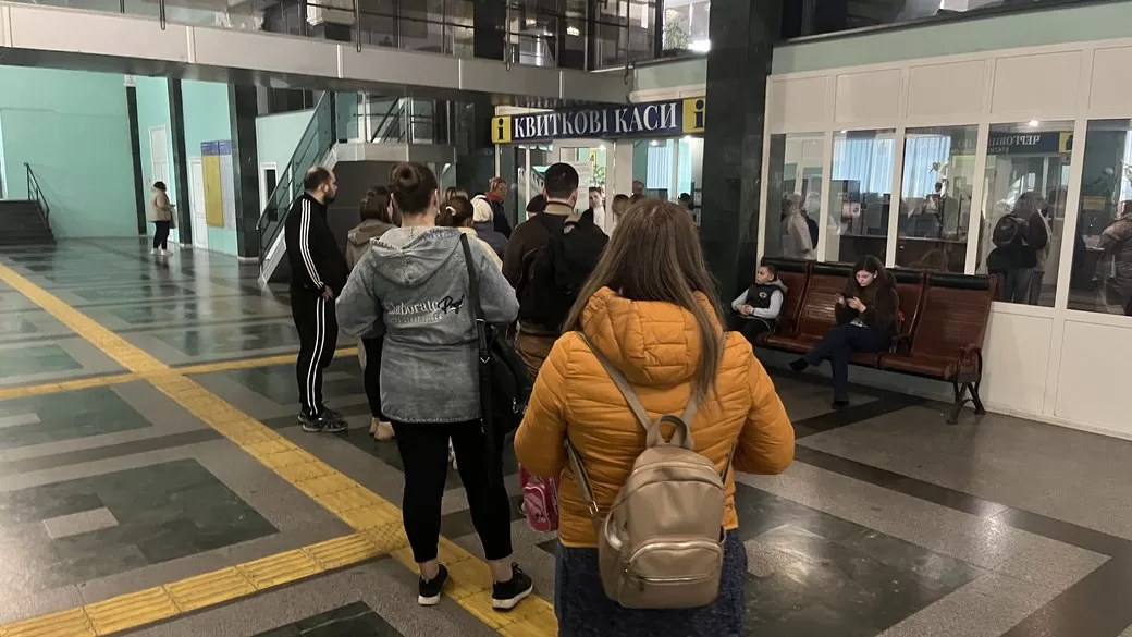 Черги у квиткові каси на залізничному вокзалі у Харкові / Фото: Суспільне