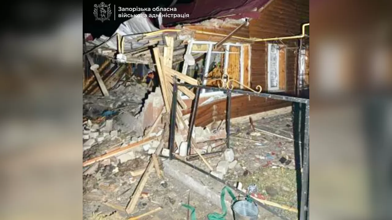 Зруйнований "шахедом" будинок в Запорізькому районі / Фото: Запорізька ОВА