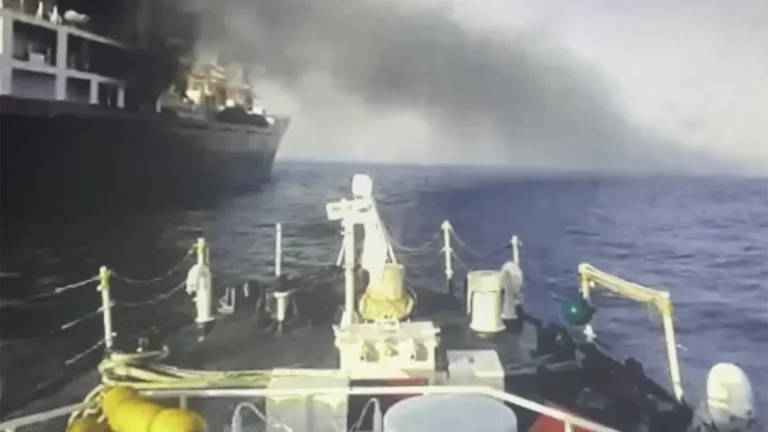 Палаюче російське судно Crystal Asia / Фото: Берегова охорона Пусана