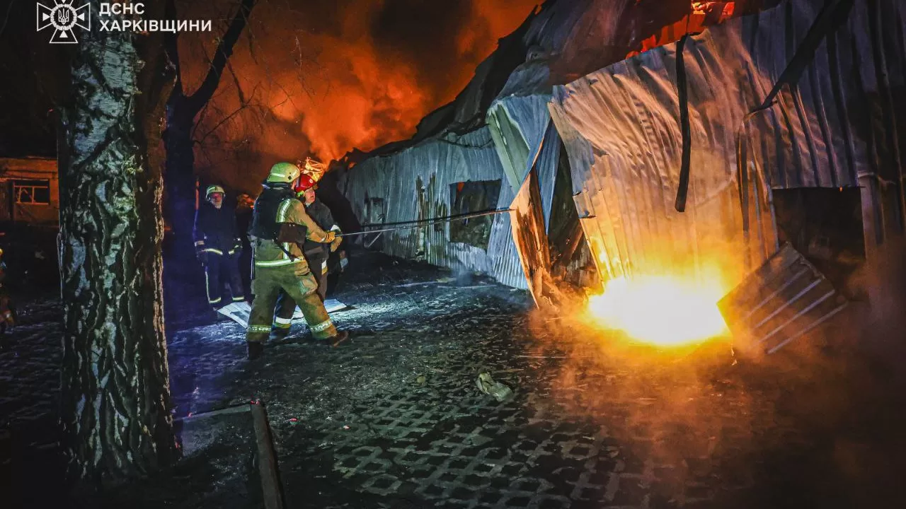 Рятувальники на місці масштабної пожежі у Харкові / Фото: ДСНС Харківщини 