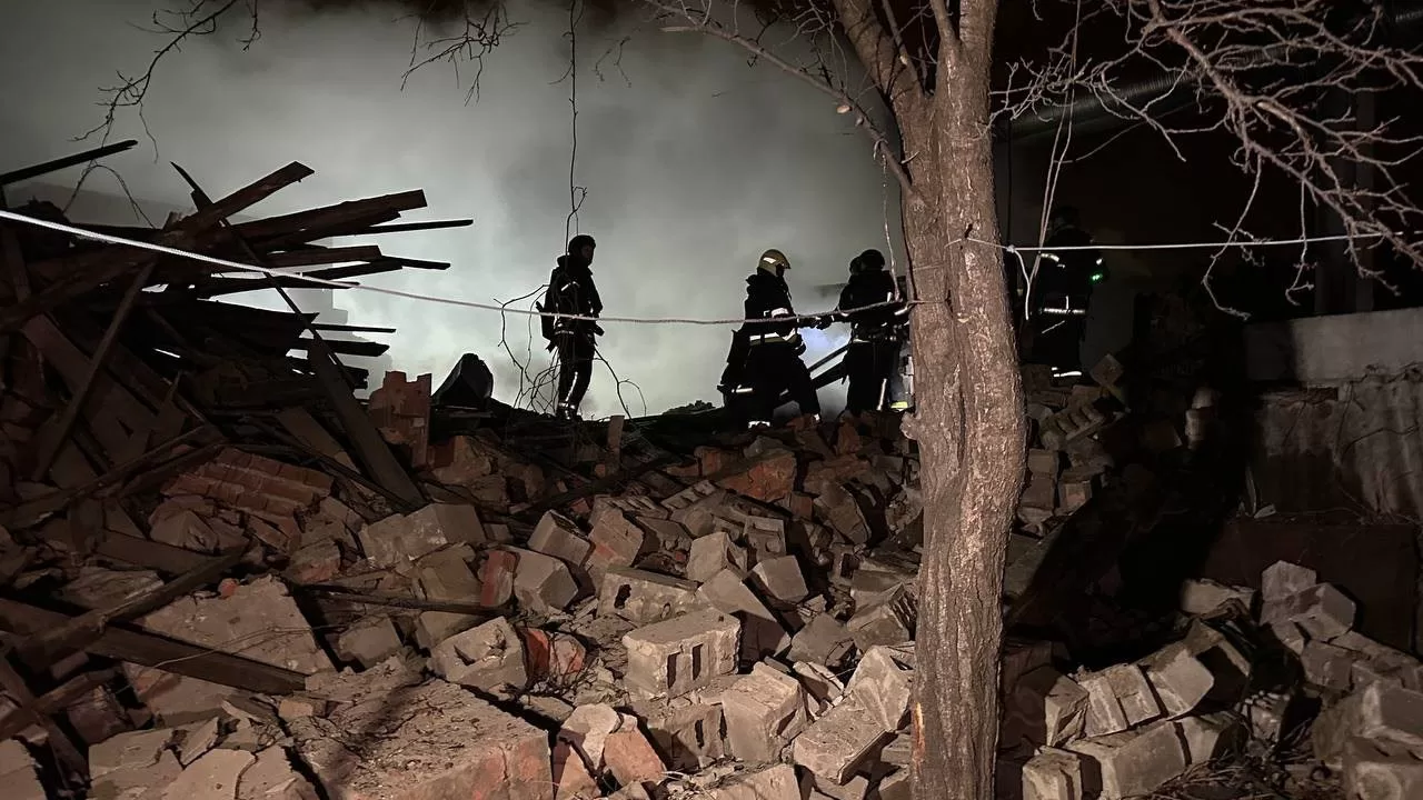 Оперативные службы на месте попадания «шахеда» / Фото: Полиция Харьковщины