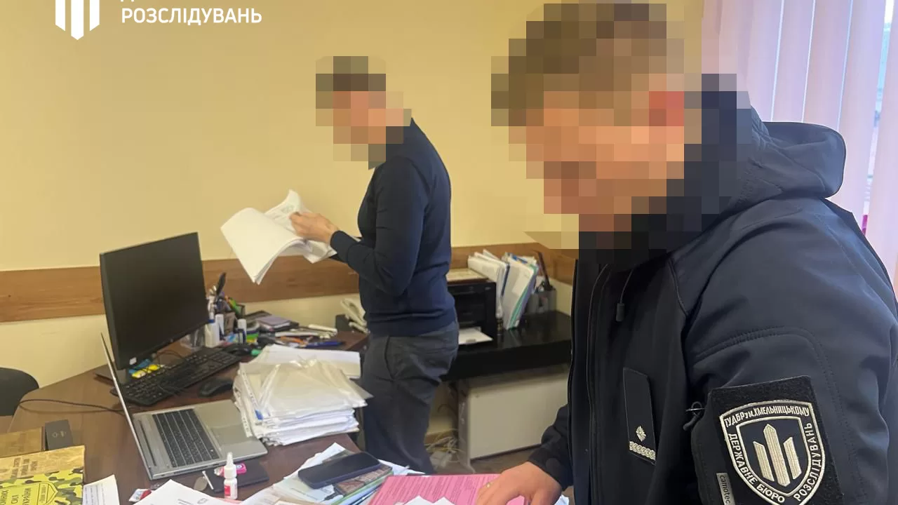 Заступниці начальника Вінницького обласного ТЦК вручають підозру / Фото: ДБР