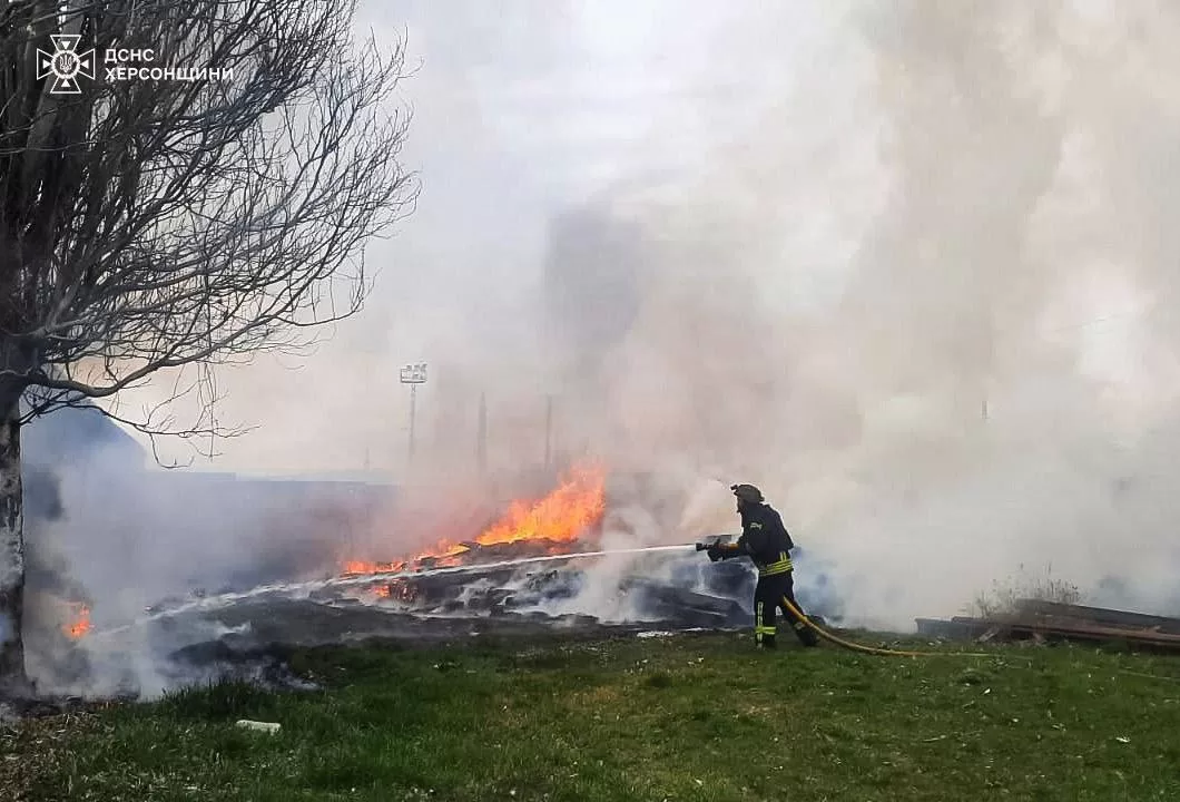 Спасатели ликвидируют последствия вражеского удара по Херсону / Фото: ГСЧС