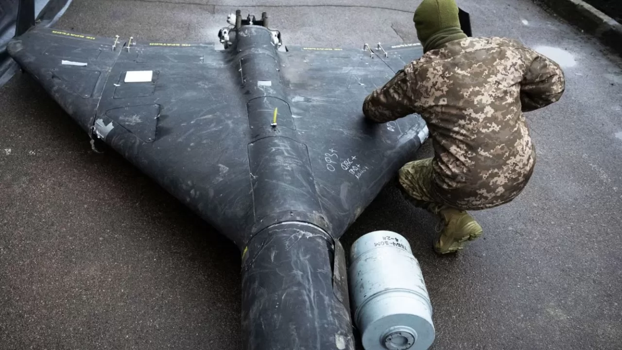Український військовий оглядає збитий безпілотник Shahed із термобаричним зарядом / Фото: AP