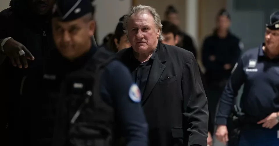 Жерар Депардье входит в здание суда / Фото Scanpix