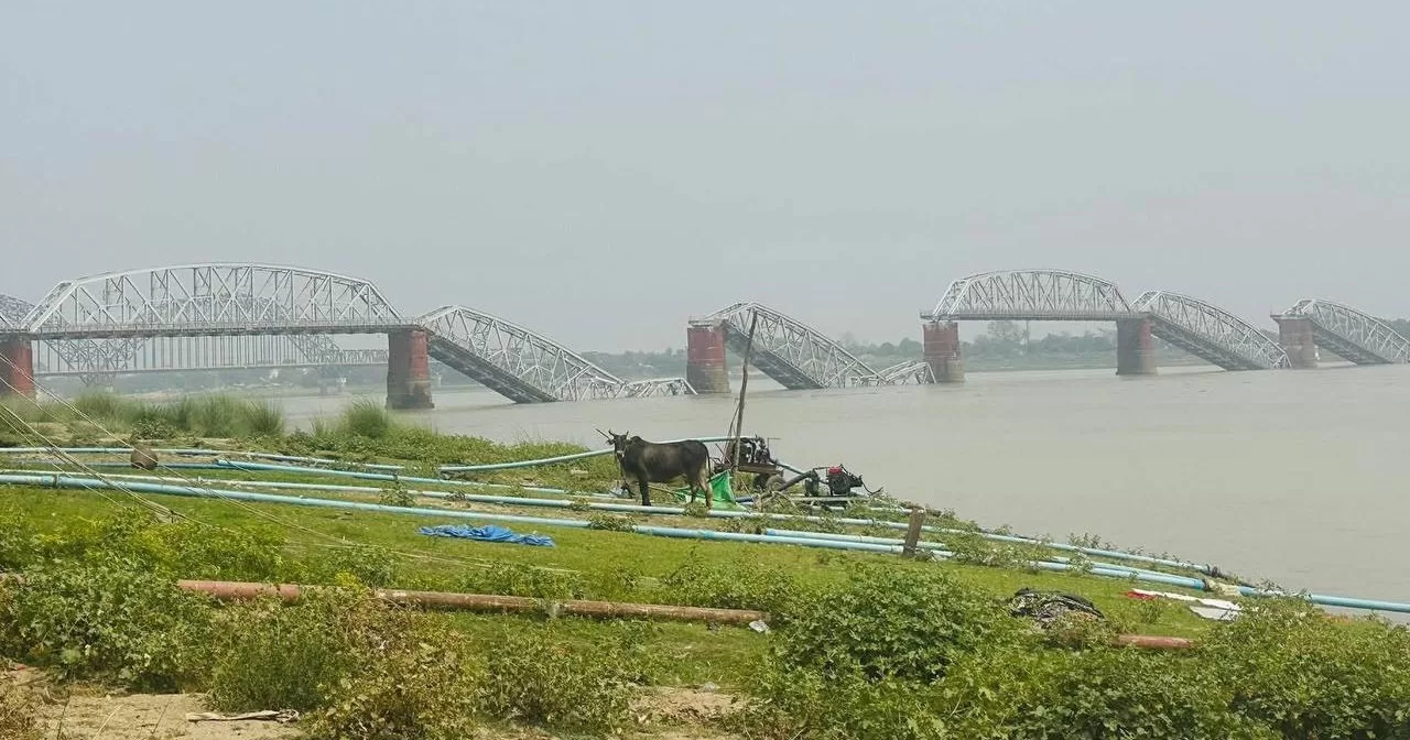 Міст, що з'єднує регіони М'янми Ава і Сагайн, обвалився в п'ятницю після потужного землетрусу / Фото з соцмереж